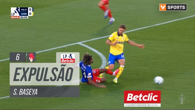 Expulsão de S. Baseya aos 6′ — Alverca 0-1 Arouca