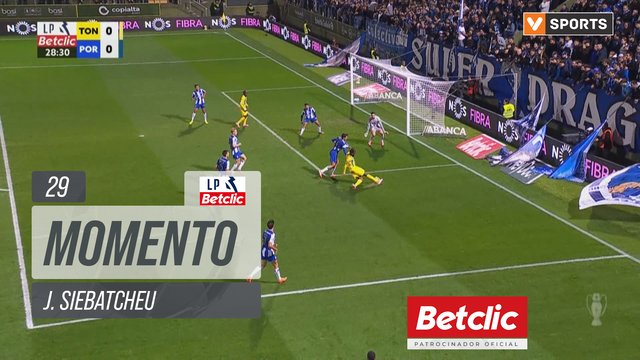 Tondela, Jogada, J. Siebatcheu aos 29'
